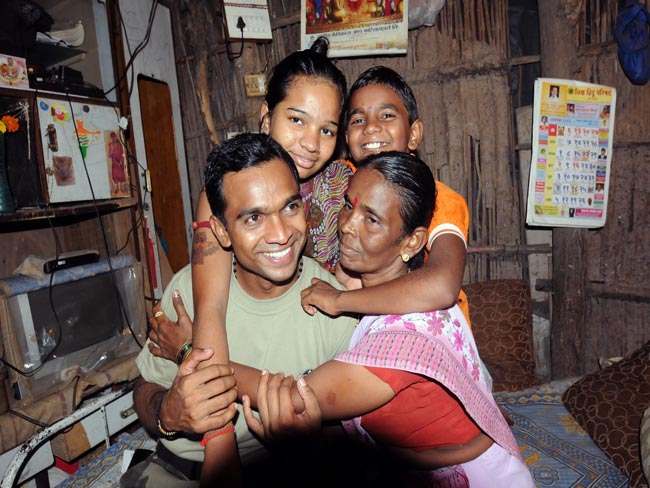 बचपन में मां से बिछड़ा, पुलिस वाला बन सामने आया