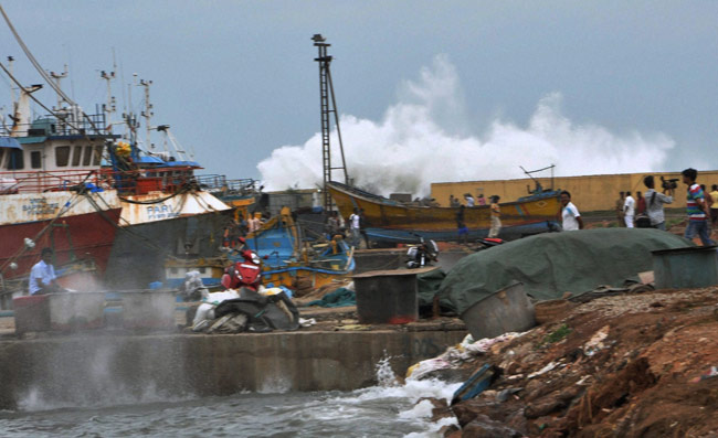 समुद्र तट से टकराया महातूफान ‘पिलिन’, देखें तस्‍वीरें