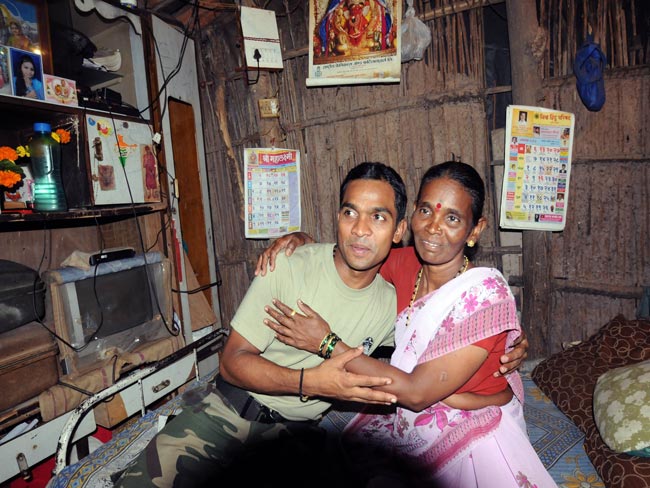 बचपन में मां से बिछड़ा, पुलिस वाला बन सामने आया