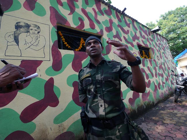 बचपन में मां से बिछड़ा, पुलिस वाला बन सामने आया