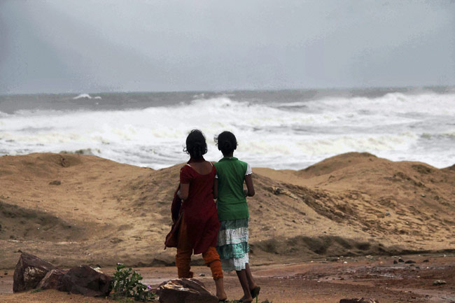 समुद्र तट से टकराया महातूफान ‘पिलिन’, देखें तस्‍वीरें