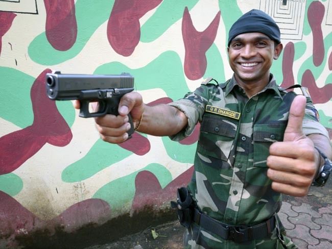 बचपन में मां से बिछड़ा, पुलिस वाला बन सामने आया