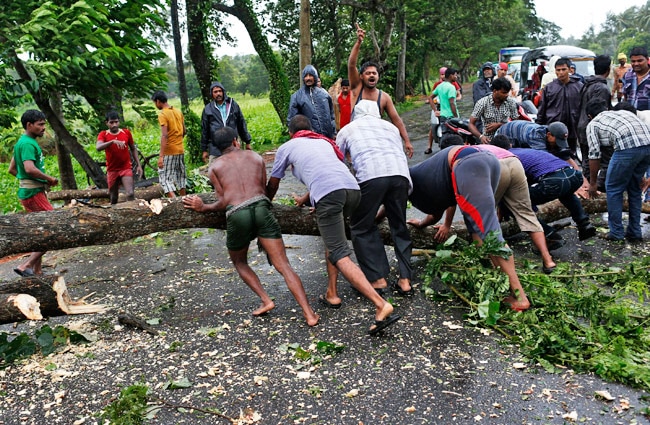 समुद्र तट से टकराया महातूफान ‘पिलिन’, देखें तस्‍वीरें