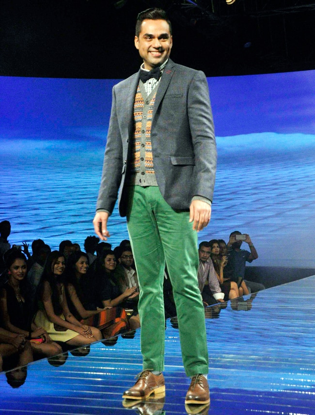 'ब्लैकबेरी' के लिए कलरफुल हुए अभय, आदित्य और सिद्धार्थ