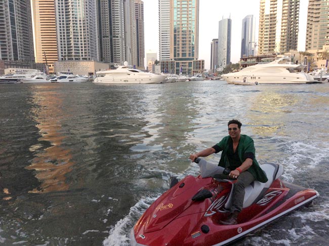 'बॉस' का प्रचार करने जेट-स्‍की पर पहुंचे अक्षय कुमार