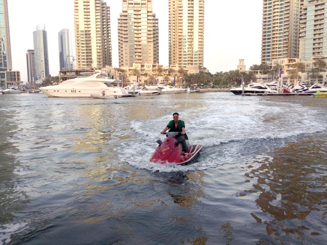 'बॉस' का प्रचार करने जेट-स्‍की पर पहुंचे अक्षय कुमार