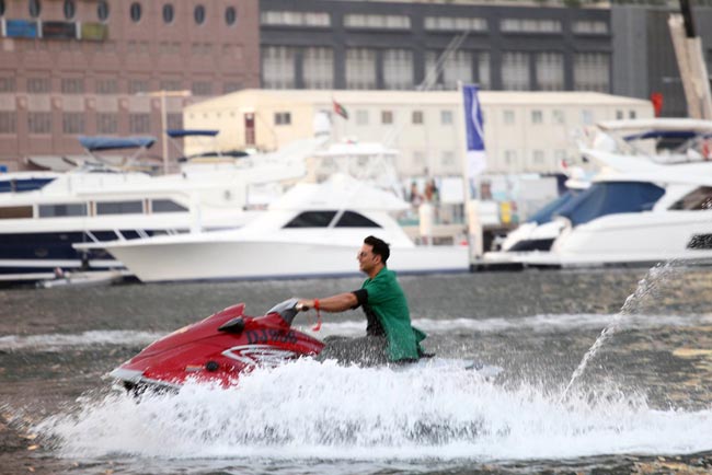 'बॉस' का प्रचार करने जेट-स्‍की पर पहुंचे अक्षय कुमार