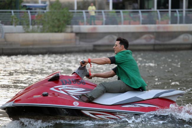 'बॉस' का प्रचार करने जेट-स्‍की पर पहुंचे अक्षय कुमार