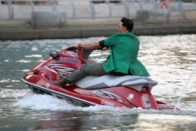 'बॉस' का प्रचार करने जेट-स्‍की पर पहुंचे अक्षय कुमार