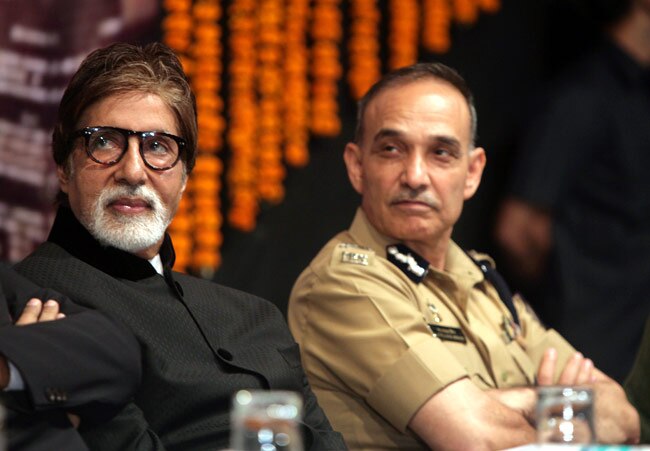 अमिताभ बच्‍चन ने मुंबई पुलिस कमिश्‍नर की किताब का लोकार्पण किया