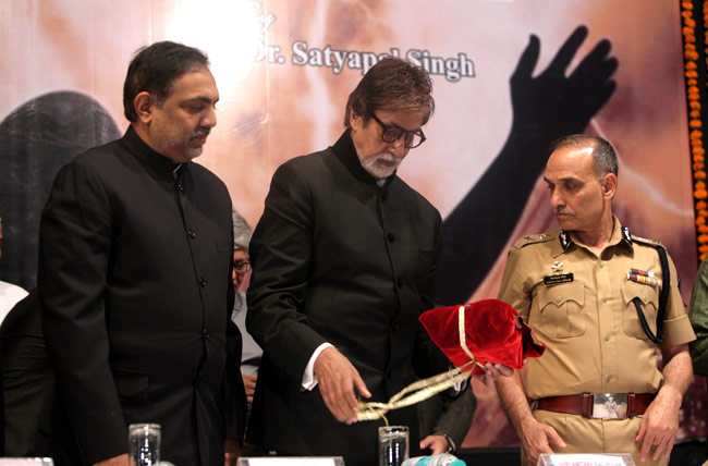 अमिताभ बच्‍चन ने मुंबई पुलिस कमिश्‍नर की किताब का लोकार्पण किया