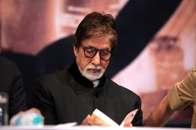 अमिताभ बच्‍चन ने मुंबई पुलिस कमिश्‍नर की किताब का लोकार्पण किया