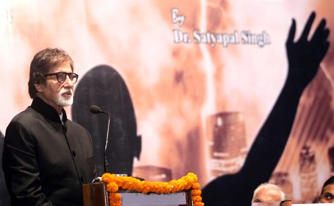 अमिताभ बच्‍चन ने मुंबई पुलिस कमिश्‍नर की किताब का लोकार्पण किया