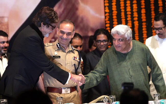 अमिताभ बच्‍चन ने मुंबई पुलिस कमिश्‍नर की किताब का लोकार्पण किया