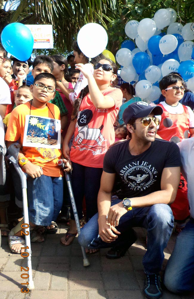 आयुष्‍मान ने 'स्‍पेशल' बच्‍चों को दी ढेर सारी खुशी