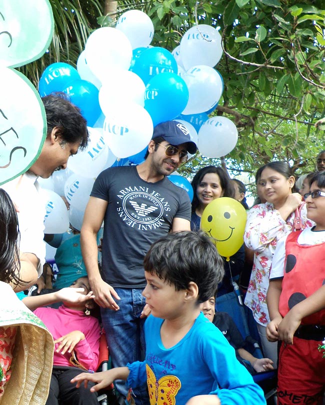 आयुष्‍मान ने 'स्‍पेशल' बच्‍चों को दी ढेर सारी खुशी