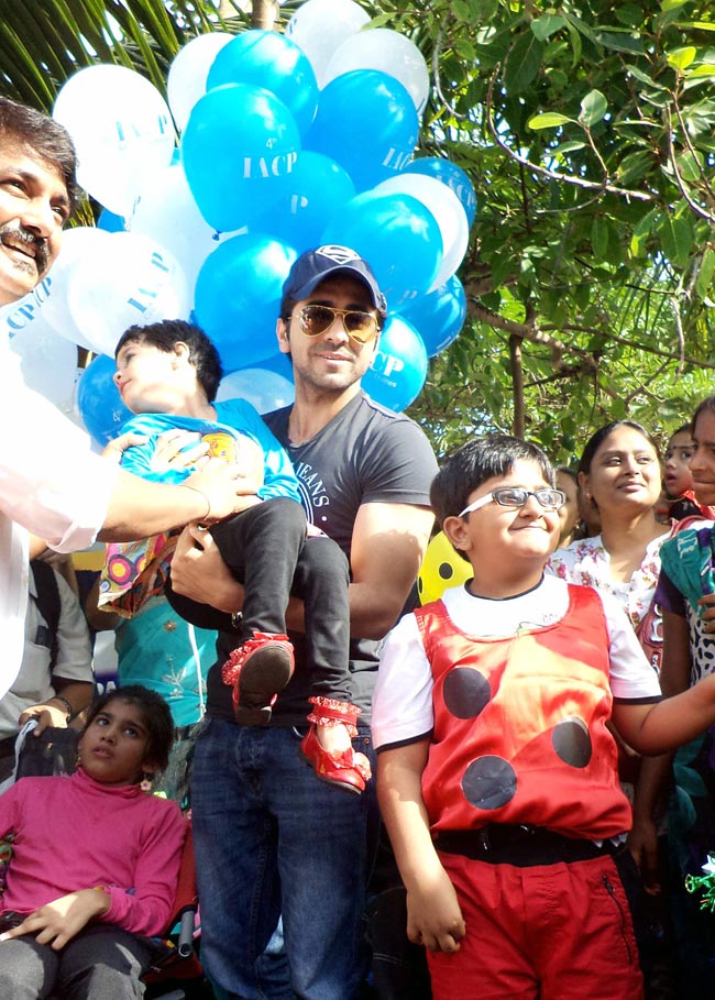 आयुष्‍मान ने 'स्‍पेशल' बच्‍चों को दी ढेर सारी खुशी