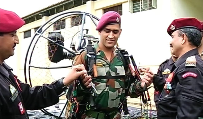 धोनी बनना चाहते थे सैनिक, किस्‍मत ने बनाया क्रिकेटर