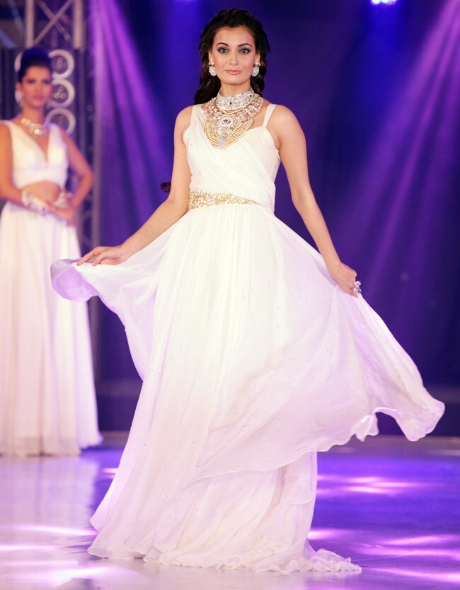 रैंप पर बॉलीवुड की ह‍सीनाओं ने बिखेरा जलवा