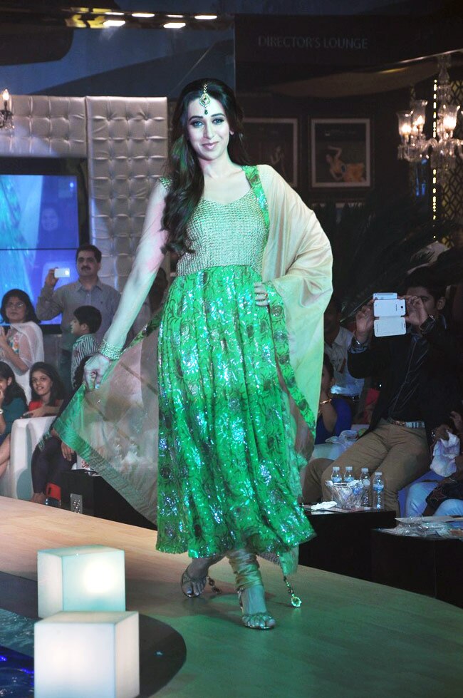 रैंप पर कुछ इस अंदाज में इठलाईं करिश्‍मा और सोहा...