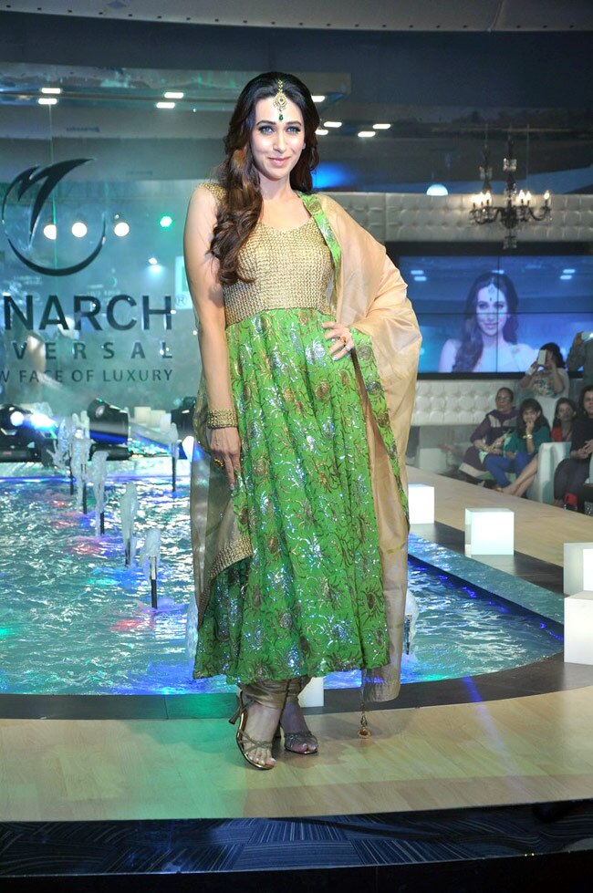 रैंप पर कुछ इस अंदाज में इठलाईं करिश्‍मा और सोहा...