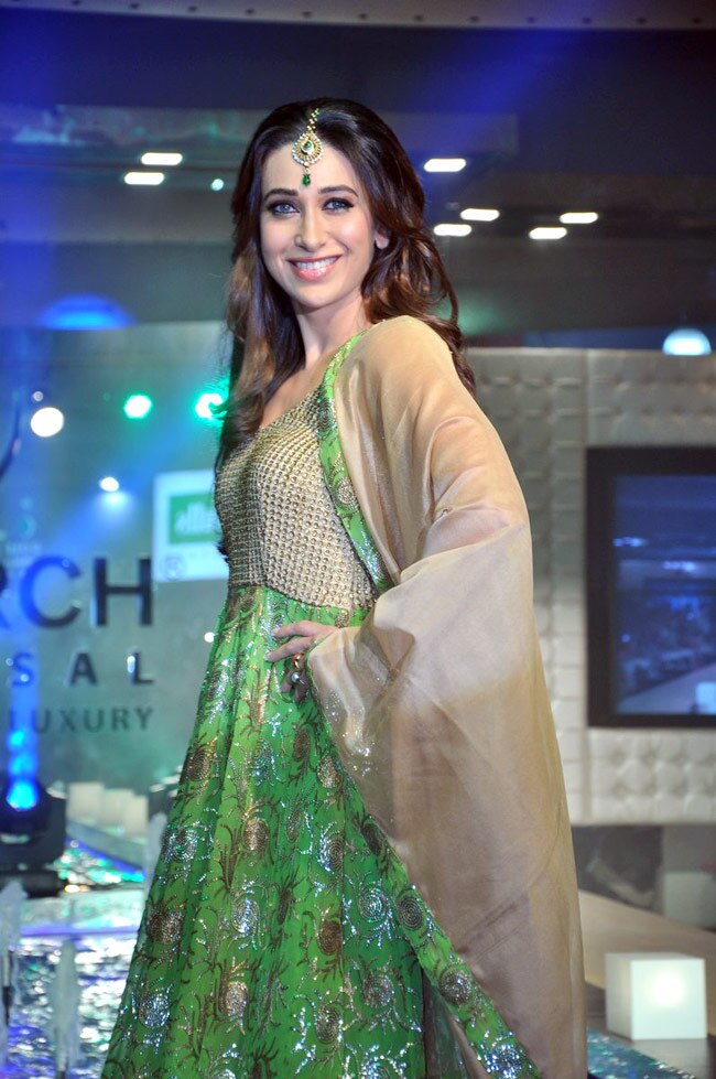 रैंप पर कुछ इस अंदाज में इठलाईं करिश्‍मा और सोहा...