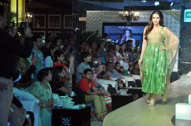 रैंप पर कुछ इस अंदाज में इठलाईं करिश्‍मा और सोहा...