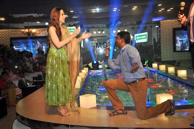 रैंप पर कुछ इस अंदाज में इठलाईं करिश्‍मा और सोहा...