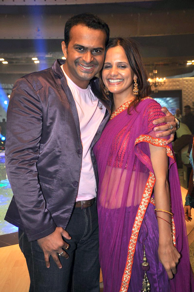 रैंप पर कुछ इस अंदाज में इठलाईं करिश्‍मा और सोहा...