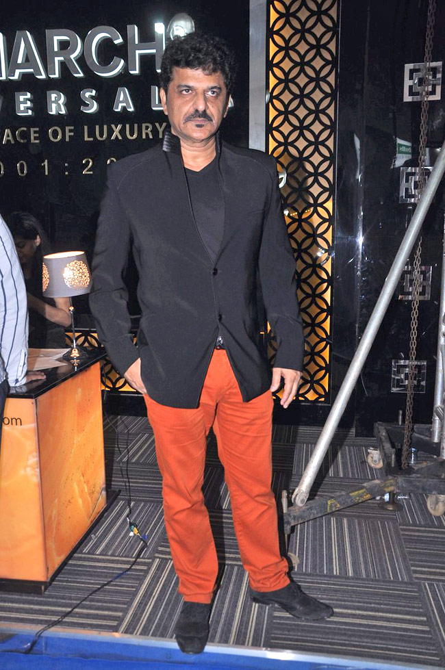 रैंप पर कुछ इस अंदाज में इठलाईं करिश्‍मा और सोहा...