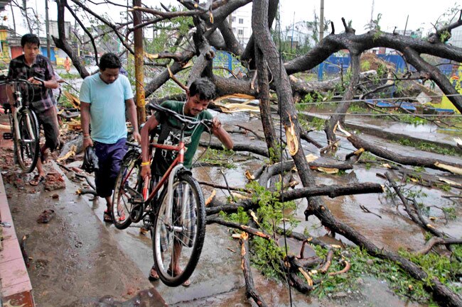 महातूफान 'पिलिन' पड़ा शांत, पीछे छोड़े तबाही के निशान