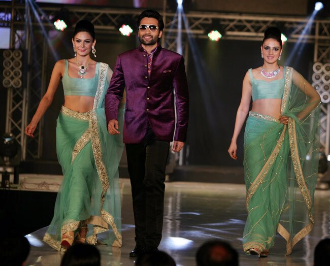 रैंप पर बॉलीवुड की ह‍सीनाओं ने बिखेरा जलवा