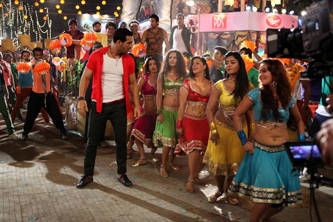 वेलकम बैक में जॉन-संभावना का आइटम नंबर  | आइटम गर्ल