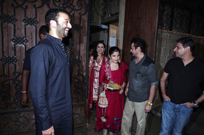 जरा सेलिब्रिटीज के करवा चौथ पर डालिये नजर...