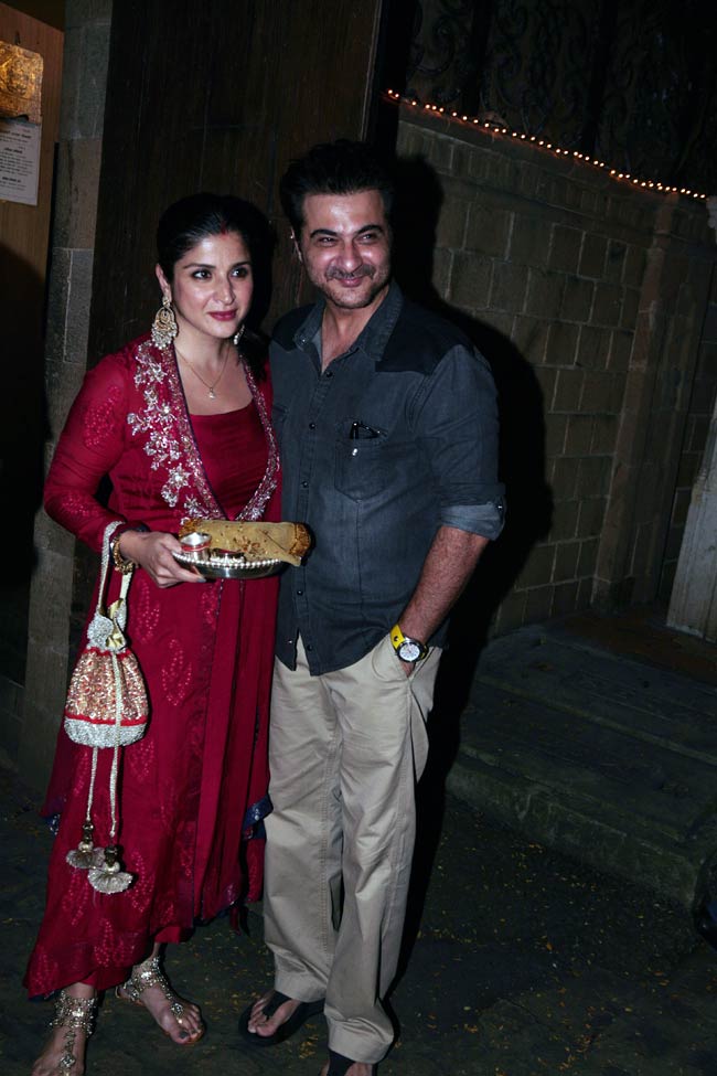 जरा सेलिब्रिटीज के करवा चौथ पर डालिये नजर...