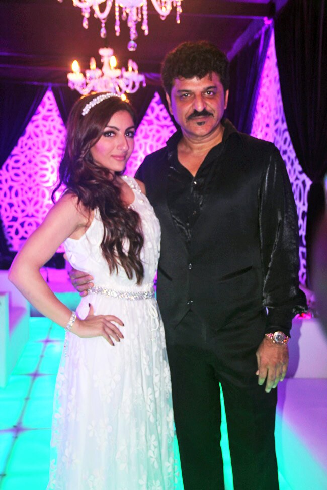 रैंप पर कुछ इस अंदाज में इठलाईं करिश्‍मा और सोहा...