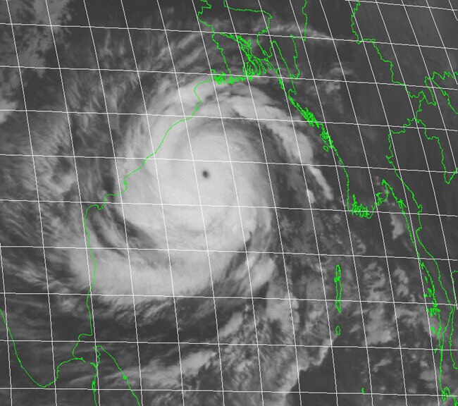 समुद्र तट से टकराया महातूफान ‘पिलिन’, देखें तस्‍वीरें