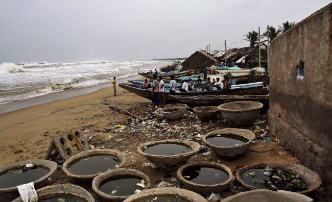 समुद्र तट से टकराया महातूफान ‘पिलिन’, देखें तस्‍वीरें