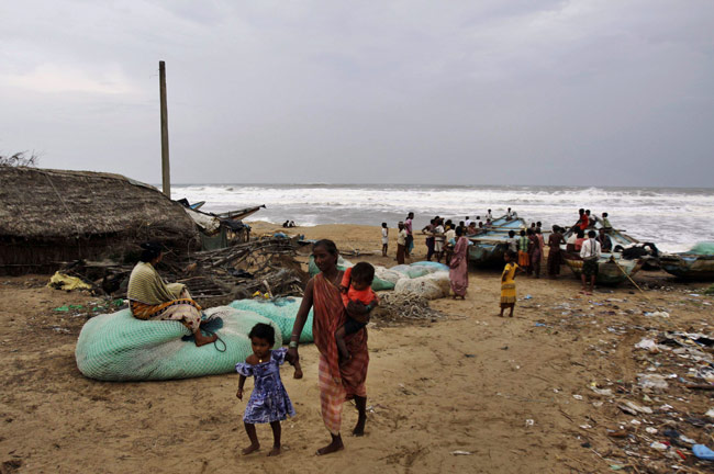 समुद्र तट से टकराया महातूफान ‘पिलिन’, देखें तस्‍वीरें