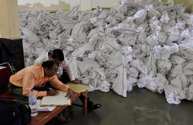 समुद्र तट से टकराया महातूफान ‘पिलिन’, देखें तस्‍वीरें