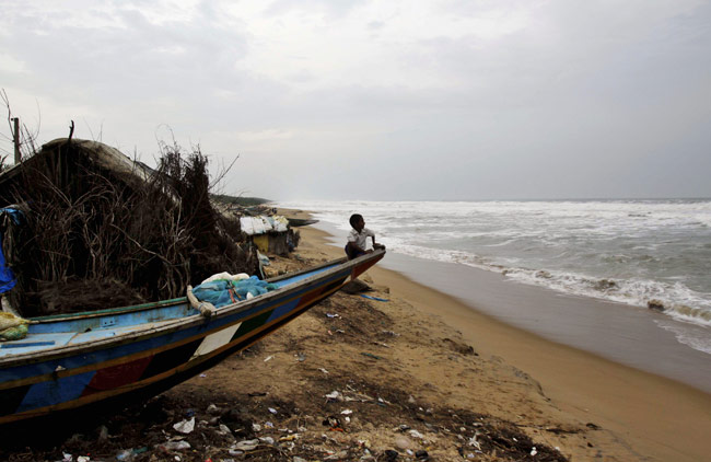समुद्र तट से टकराया महातूफान ‘पिलिन’, देखें तस्‍वीरें