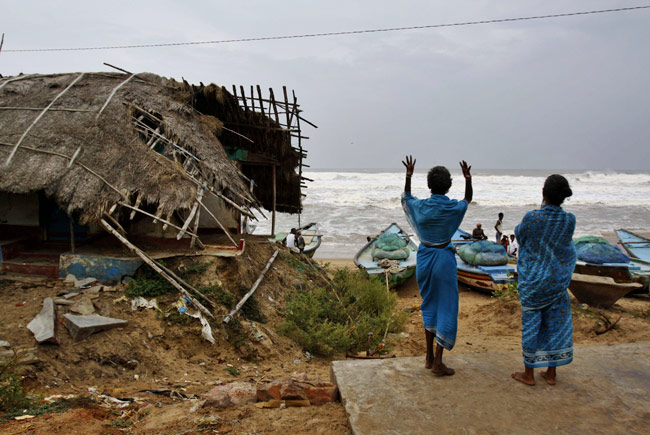 समुद्र तट से टकराया महातूफान ‘पिलिन’, देखें तस्‍वीरें