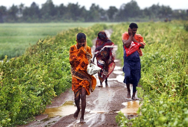 समुद्र तट से टकराया महातूफान ‘पिलिन’, देखें तस्‍वीरें