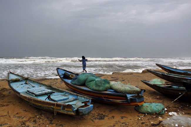 समुद्र तट से टकराया महातूफान ‘पिलिन’, देखें तस्‍वीरें