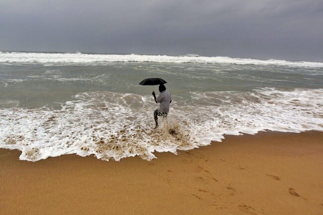 समुद्र तट से टकराया महातूफान ‘पिलिन’, देखें तस्‍वीरें
