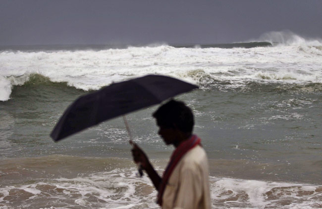 समुद्र तट से टकराया महातूफान ‘पिलिन’, देखें तस्‍वीरें