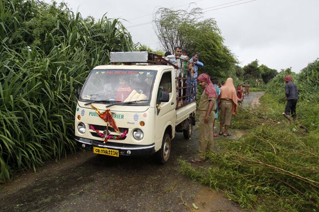 समुद्र तट से टकराया महातूफान ‘पिलिन’, देखें तस्‍वीरें