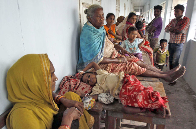 समुद्र तट से टकराया महातूफान ‘पिलिन’, देखें तस्‍वीरें