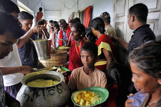 समुद्र तट से टकराया महातूफान ‘पिलिन’, देखें तस्‍वीरें