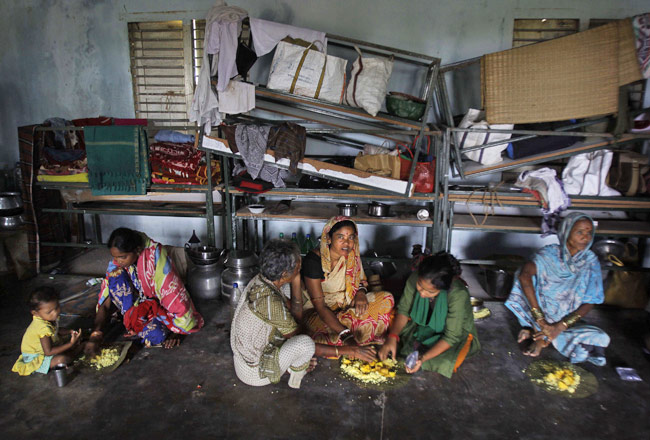 समुद्र तट से टकराया महातूफान ‘पिलिन’, देखें तस्‍वीरें